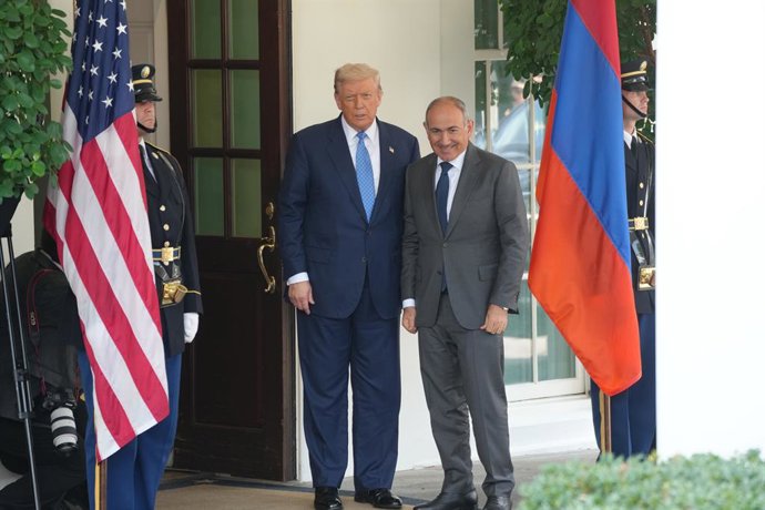08 de agosto de 2025, EUA, Washington: O presidente dos EUA, Donald Trump, recebe o primeiro-ministro da Armênia, Nikol Pashinyan, na Casa Branca, antes da assinatura do acordo de paz entre a Armênia e o Azerbaijão. Foto: Andrew Leyden/ZUMA Press Wire/dpa
