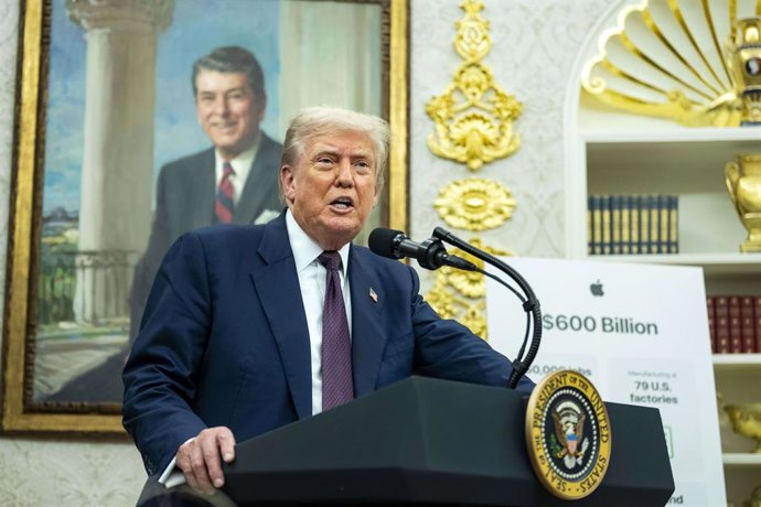 6 de agosto de 2025, Washington, Distrito de Columbia, EUA: O presidente dos Estados Unidos, Donald J. Trump, responde a perguntas após um investimento adicional de 00 bilhão de dólares da Apple nos EUA, que agora totalizará mais de 00 bilhão de dólares n
