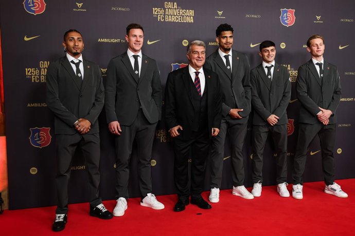 Archivo - Joan Laporta, presidente, Raphinha Dias Belloli, Marc-Andre ter Stegen, Ronald Araujo, Pedro Gonzalez Pedri e Frenkie de Jong, do FC Barcelona, participam da cerimônia de fotos da Gala do 125º Aniversário do FC Barcelona no Gran Teatre del Liceu