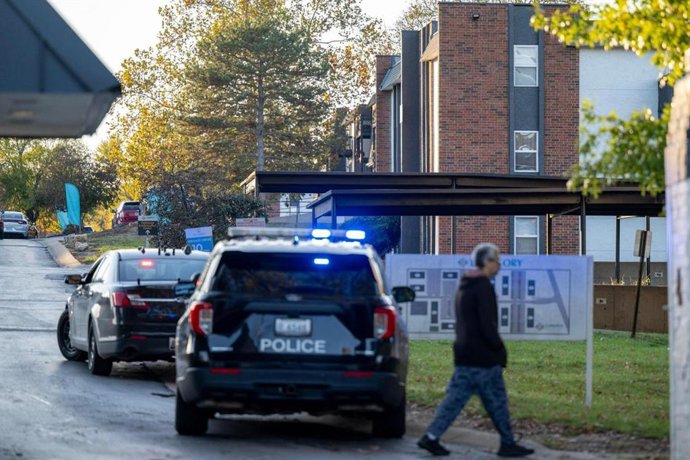 6 de agosto de 2025: Carros de polícia se alinham na East Larkspur Lane durante um tiroteio envolvendo um policial no Oval Spring Apartments na quinta-feira, 7 de novembro de 2024, em Independence. Mais tarde, o Departamento de Polícia de Independence div