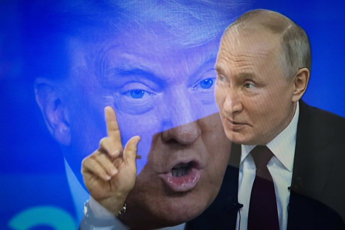 Archivo - 15 de fevereiro de 2025, Rússia: (NOTA DO EDITOR: Esta imagem foi criada ao fotografar uma tela de TV usando exposição múltipla na câmera) Nesta foto ilustrativa, mostra o presidente dos Estados Unidos, Donald Trump, e o presidente russo, Vladim
