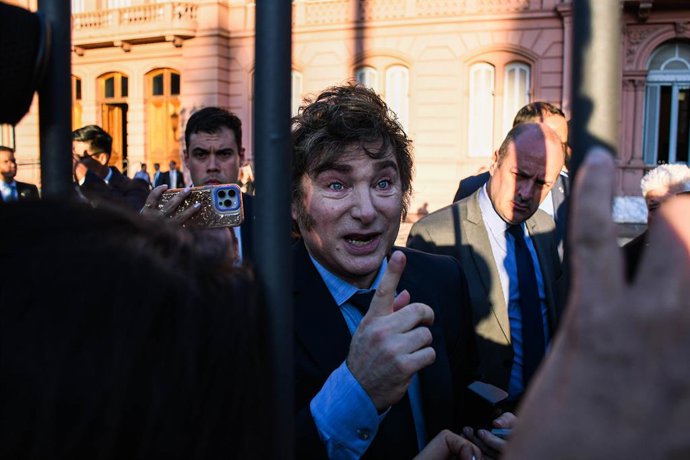 Archivo - 10 de dezembro de 2024, Buenos Aires, Argentina: O presidente da Argentina, Javier Milei, cumprimenta as pessoas que estavam reunidas do lado de fora da Casa Rosada, depois de discursar da sacada presidencial. O Presidente da Argentina, Javier M