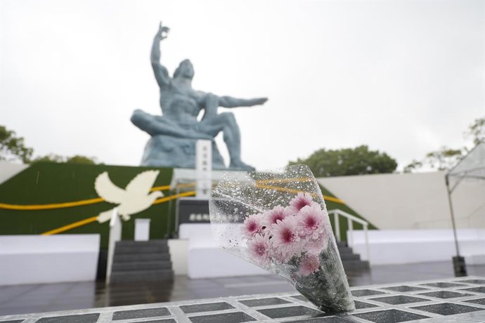 9 de agosto de 2025, Nagasaki, Japão: Flores são vistas no monumento da Estátua da Paz antes do início da cerimônia em memória das vítimas do bombardeio atômico no Parque da Paz em Nagasaki. Este ano marca o 80º aniversário do bombardeio atômico em Hirosh