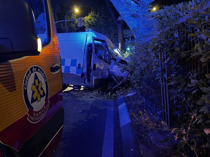 Dos heridos tras chocar una furgoneta contra un árbol en el distrito de Ciudad Lineal (Madrid).