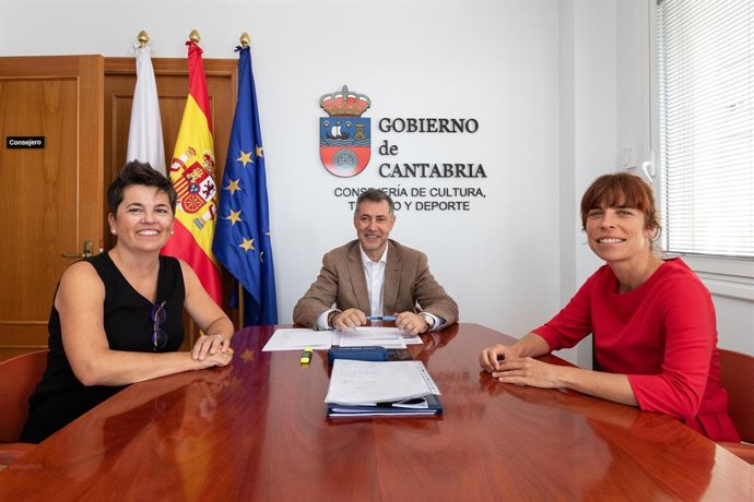 El consejero de Cultura, Turismo y Deporte, Luis Martínez Abad, participa en una reunión sobre el programa ‘Origen Cultura’