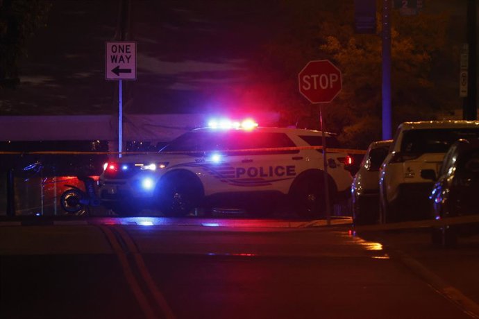 Archivo - 22 de maio de 2025, Washington, Distrito de Columbia, EUA: Policiais protegem o perímetro do lado de fora do Museu Judaico da Capital, em Washington, D.C., na terça-feira, 21 de maio de 2025, depois que dois funcionários da Embaixada de Israel f