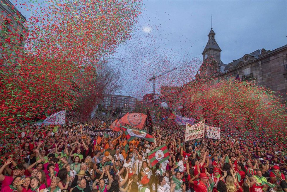 Torrelavega inicia las fiestas de la Virgen Grande con un multitudinario chupinazo y el pregón de la Coral