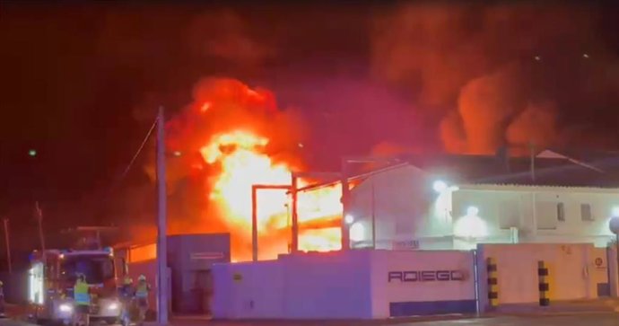 Incendio en una nave de La Cartuja Baja (Zaragoza).