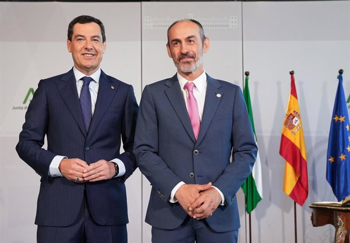 El presidente de la Junta de Andalucía, Juanma Moreno (i), y el nuevo rector de la Universidad de Huelva, José Rodríguez Quintero (d), durante el acto de toma de posesión. 