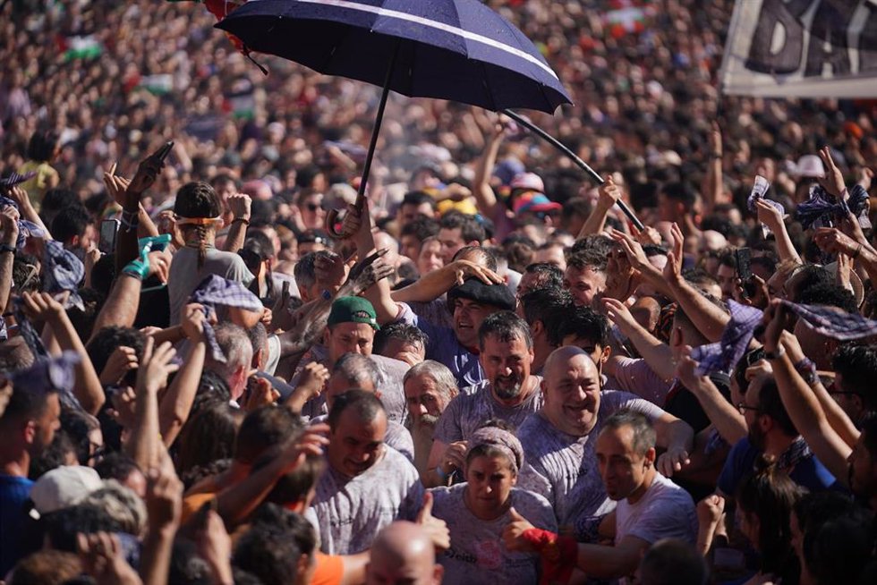 Archivo - Bajada del celedon durante el inicio de las fiestas de La Blanca, a 4 de agosto de 2024, en Vitoria-Gasteiz.