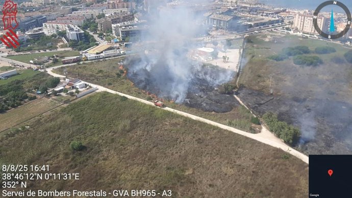 Incendio de vegetación en un solar de Xàbia (Alicante)