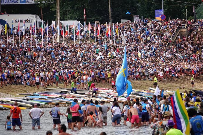 Archivo - Cientos de personas durante el Descenso Internacional del Sella 2024, a 3 de agosto de 2024, en Arriondas, Asturias (España). El Descenso Internacional del Sella, también es conocido popularmente ‘Les Piragües’, se celebra de manera anual el pri