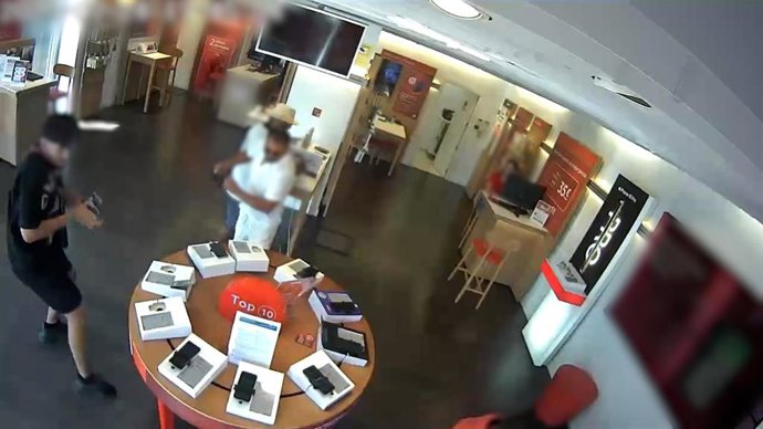 Imagen de la cámara del establecimiento del momento del robo en la tienda de móviles de La Rinconada (Sevilla).