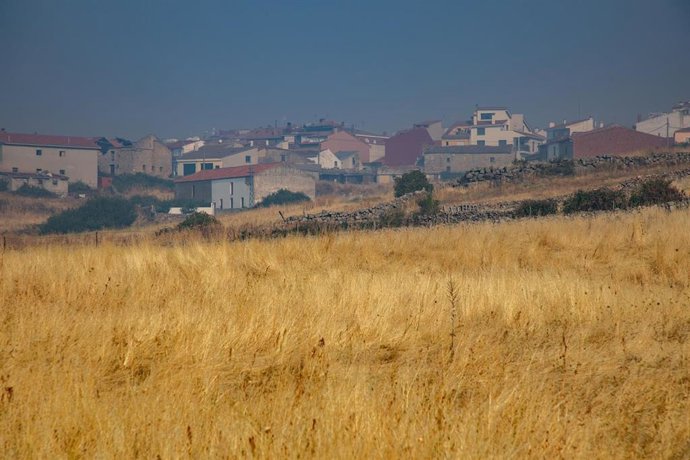 Humo sobre el pueblo de Navas del Marqués, desalojado por el incendio originado en San Bartolomé de Pinares, a 9 de agosto de 2025, en Navas del Marqués, Ávila, Castilla y León (España)