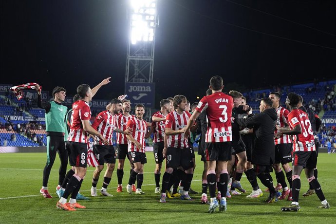 Archivo - Players of Athletic Club celebrates the victory during the Spanish League, LaLiga EA Sports, football match played between Getafe CF and Athletic Club de Bilbao at Coliseum de Getafe stadium on May 15, 2025, in Getafe, Madrid, Spain.