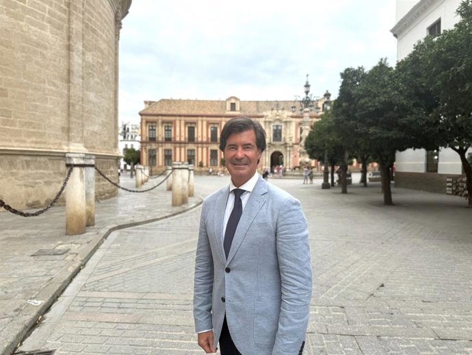 El presidente de la Confederación Empresarial de Sevilla (CES), Miguel Rus, junto a la sede de la patronal, en la Plaza del Triunfo tras la entrevista de Europa Press.