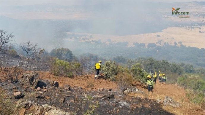 Labores de extinción del incendio forestal en Brazatortas, Ciudad Real.