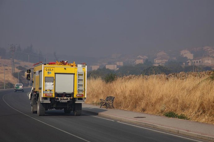 Vehículo colabora en el incendio originado en San Bartolomé de Pinares, a 9 de agosto de 2025, en Navas del Marqués, Ávila, Castilla y León (España).