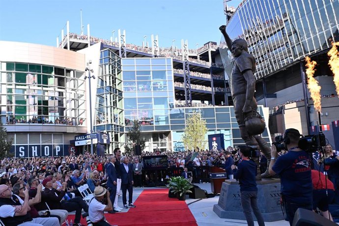 Inauguración de la estatua del exquarterback Tom Brady, exjugador de los New England Patriots, en las afueras del Gillette Stadium