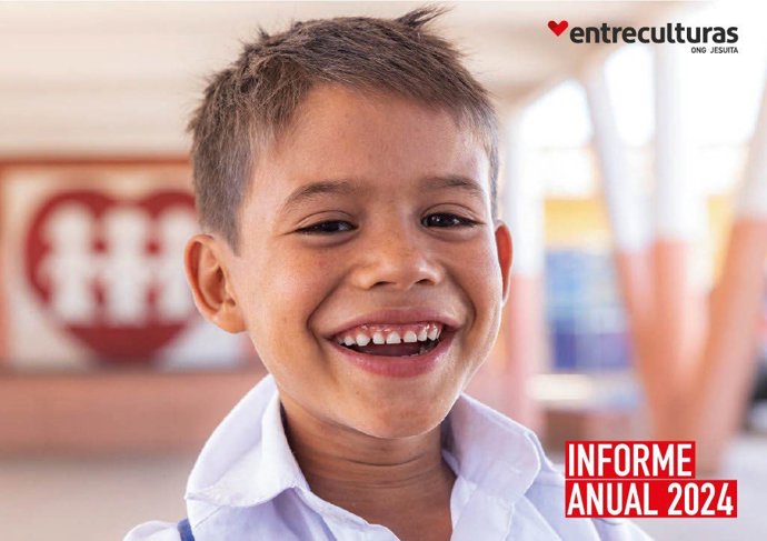 Un niño en la portada del Informe Anual de Entreculturas 2024.