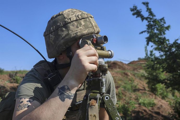 Archivo - Arquivo - 03 de junho de 2025, Ucrânia, Donetsk: Um soldado da 30ª Brigada Mecanizada Prince Konstanty Ostrogski, que faz parte da tripulação de um lançador múltiplo de foguetes BM-21 Grad, está em uma missão de combate na região de Donetsk. Fot