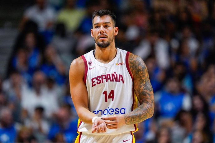Willy Hernangomez, da Espanha, observa durante o Torneio Cidade de Málaga, partida de basquete disputada entre Espanha e Portugal no Jose Maria Martin Carpena Pavilion em 5 de agosto de 2025, em Málaga, Espanha.