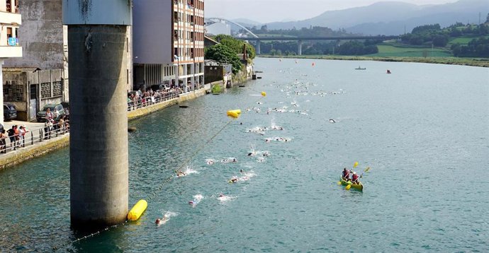 El LXVII Descenso del Navia se celebra este domingo con récord histórico de participantes.