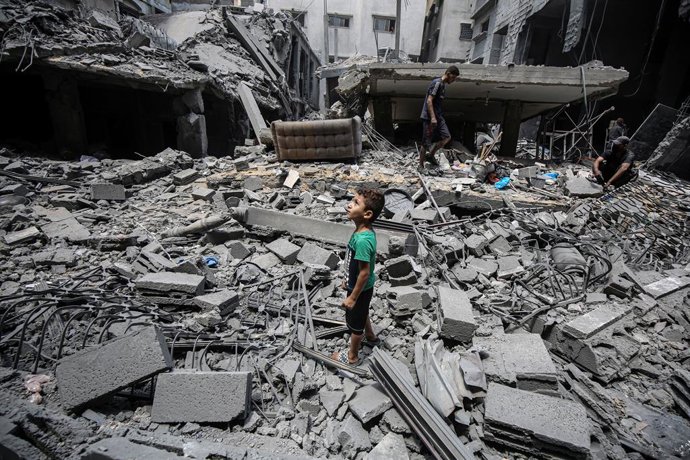 August 8, 2025, Gaza City, Gaza Strip, Palestinian Territory: A child stands amid the rubble as Palestinians inspect the site of a morning Israeli strike on a house, in Gaza City.