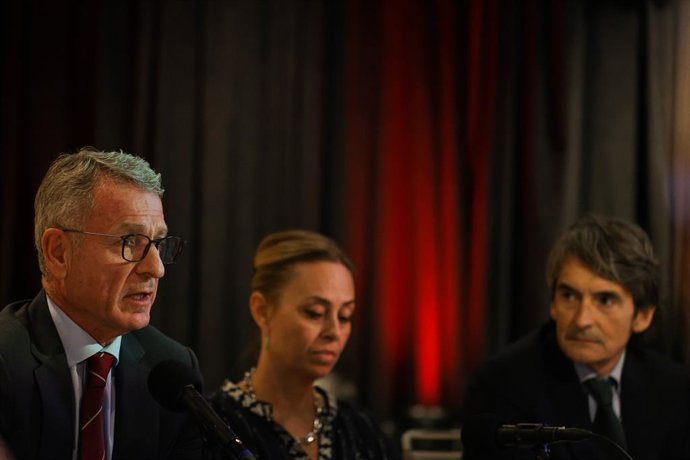 Archivo - De izquierda a derecha: Alejandro Landaluce, director general de CEJUEGO; Marta Vidal, presidenta de CEJUEGO; Carlos Duelo, presidente de PatroJoc.
