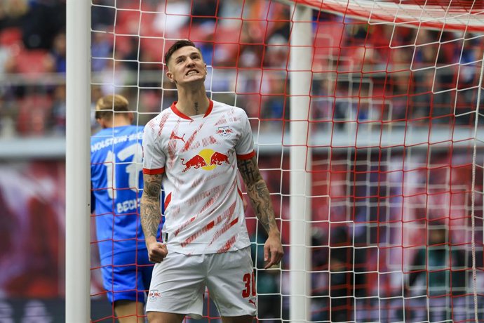 Archivo - 19 April 2025, Saxony, Leipzig: Leipzig's Benjamin Sesko reacts after a missed shot during the German Bundesliga soccer match between RB Leipzig and Holstein Kiel at Red Bull Arena. Photo: Jan Woitas/dpa - IMPORTANT NOTE: In accordance with the 