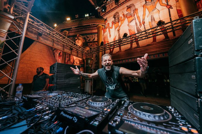 Medusa "deslumbra" en su ceremonia de apertura con un espectáculo de fuegos artificiales y 250 drones de luz 