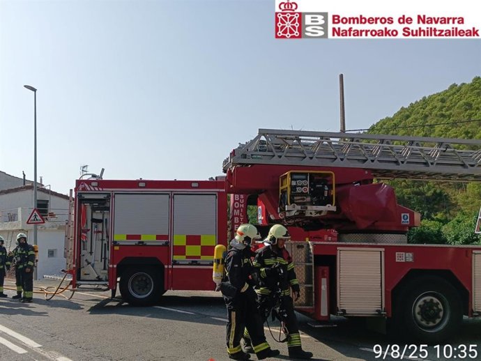 Bomberos trabajando en el incendio de una vivienda en Mues