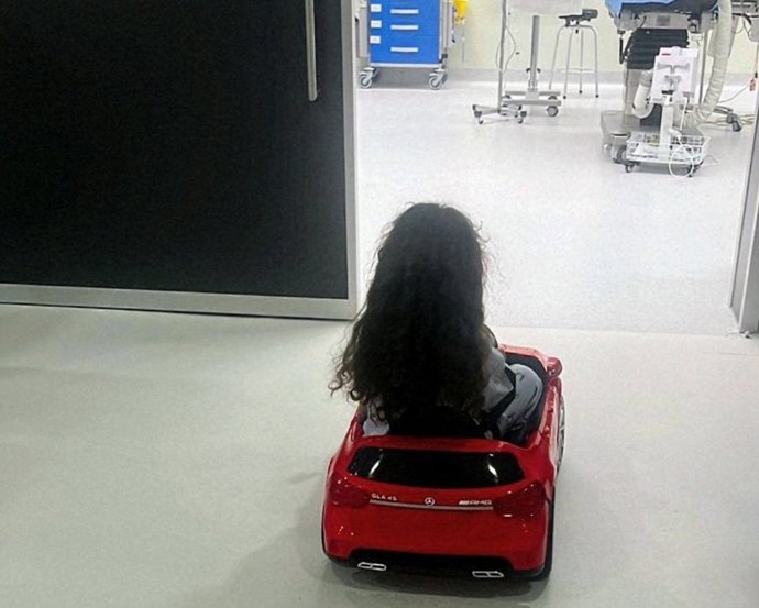 Uno de los vehículos infantiles incorporados en el servicio de pediatría del centro hospitalario.