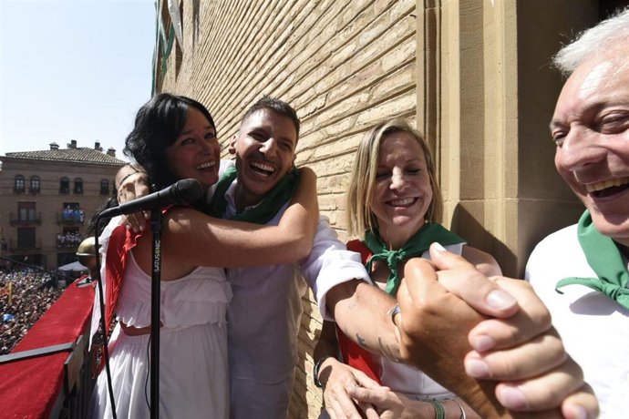 El consejero de Fomento, Vivienda, Logística y Cohesión Territorial del Gobierno de Aragón, Octavio López, a la derecha, presencia el Chupinazo de las Fiestas de San Lorenzo, mientras la alcaldesa, Lorena Orduna, y el pregonero, Andrés Campo, se abrazan.
