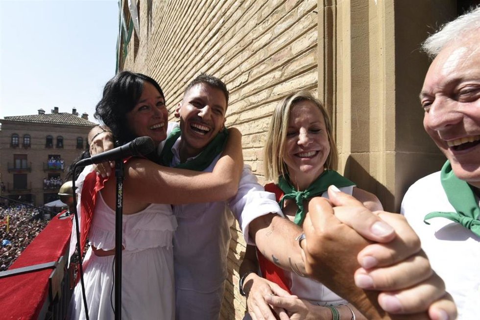 El consejero de Fomento, Vivienda, Logística y Cohesión Territorial del Gobierno de Aragón, Octavio López, a la derecha, presencia el Chupinazo de las Fiestas de San Lorenzo, mientras la alcaldesa, Lorena Orduna, y el pregonero, Andrés Campo, se abrazan.
