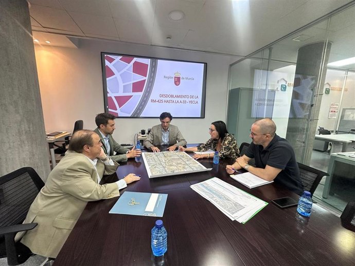 El consejero de Fomento e Infraestructuras, Jorge García Montoro, durante la reunión con la alcaldesa de Yecla, Remedios Lajara