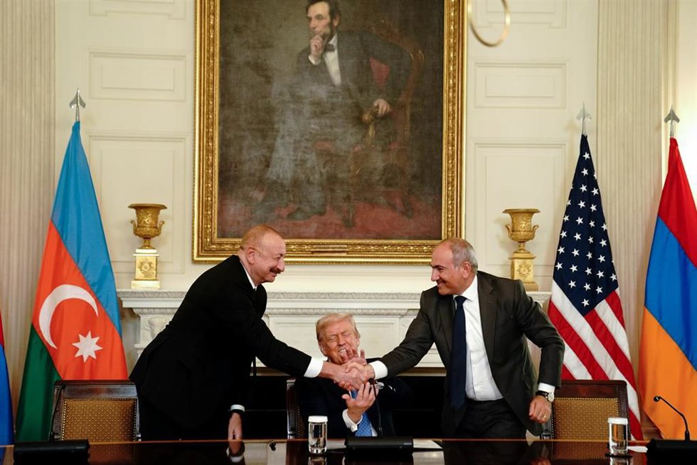 El presidente de Azerbaiyán, Ilham Aliyev, y el primer ministro de Armenia, Nikol Pashinián