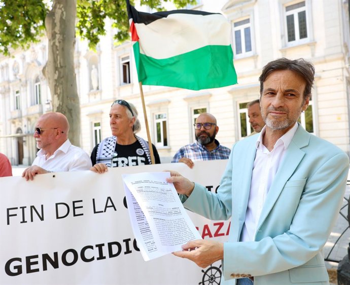 Archivo - El diputado del Parlamento Europeo y abogado Jaume Asens, ofrece declaraciones a los medios tras presentar en la Audiencia Nacional una querella por crímenes de guerra contra el primer ministro israelí, Benjamin Netanyahu, y altos mandos militar