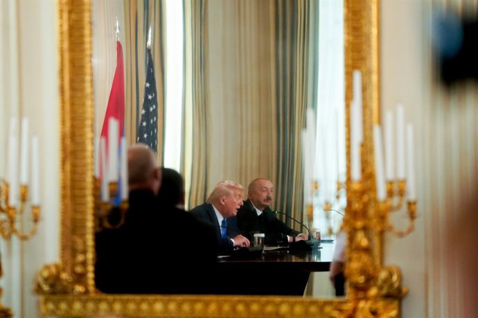 8 de agosto de 2025, Washington, Distrito de Columbia, EUA: Ilham Aliyev, presidente do Azerbaijão, à direita, e o presidente dos EUA, Donald Trump, durante uma cerimônia de assinatura na Sala de Jantar do Estado da Casa Branca em Washington, DC, EUA, na 