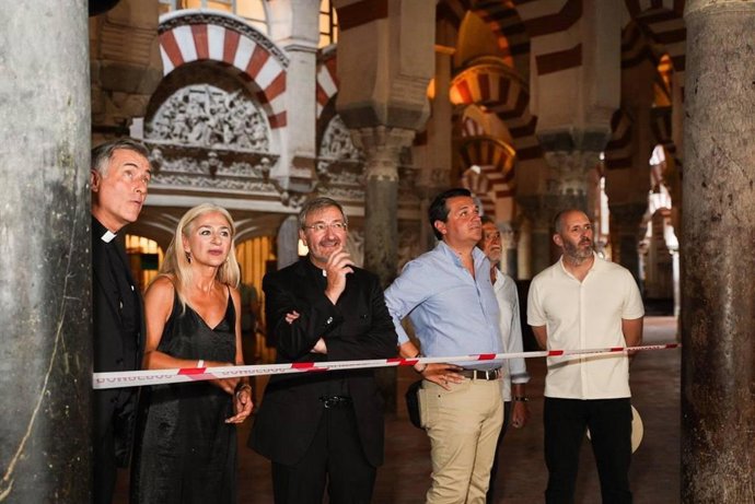 La consejera de Cultura, Patricia del Pozo, este sábado en su visita a la Mezquita junto al deán de la Catedral, Joaquín Alberto Nieva, y el alcalde de Córdoba, José María Bellido.