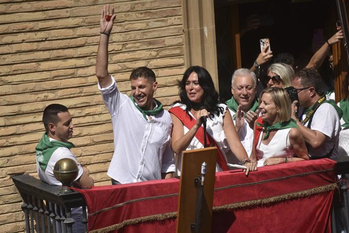 El DJ y productor oscense Andrés Campo (2i), y la alcaldesa de Huesca, Lorena Orduna (3i), durante el lanzamiento del cohete anunciador de las Fiestas de San Lorenzo 2025, a 9 de agosto de 2025, en Huesca, Aragón (España).
