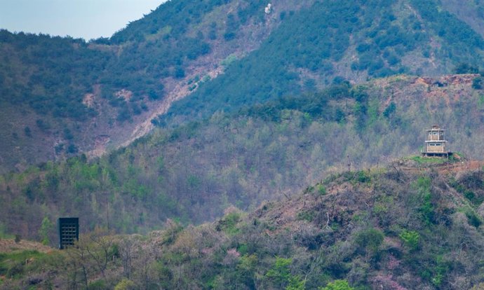 Archivo - April 23, 2025, Paju, South Korea: North Korean loudspeaker (L) and North Korean military guard post (R) seen from Paju, the northern border city of Seoul.