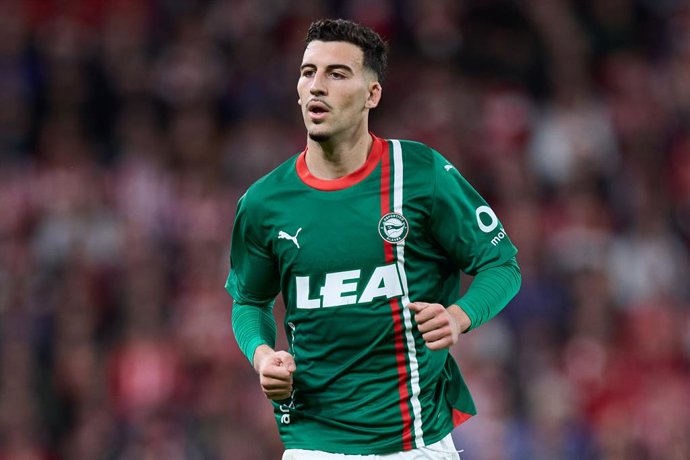 Archivo - Victor Parada of Deportivo Alaves looks on during the Copa del Rey match between Athletic Club and Deportivo Alaves at San Mames on January 16, 2024, in Bilbao, Spain.