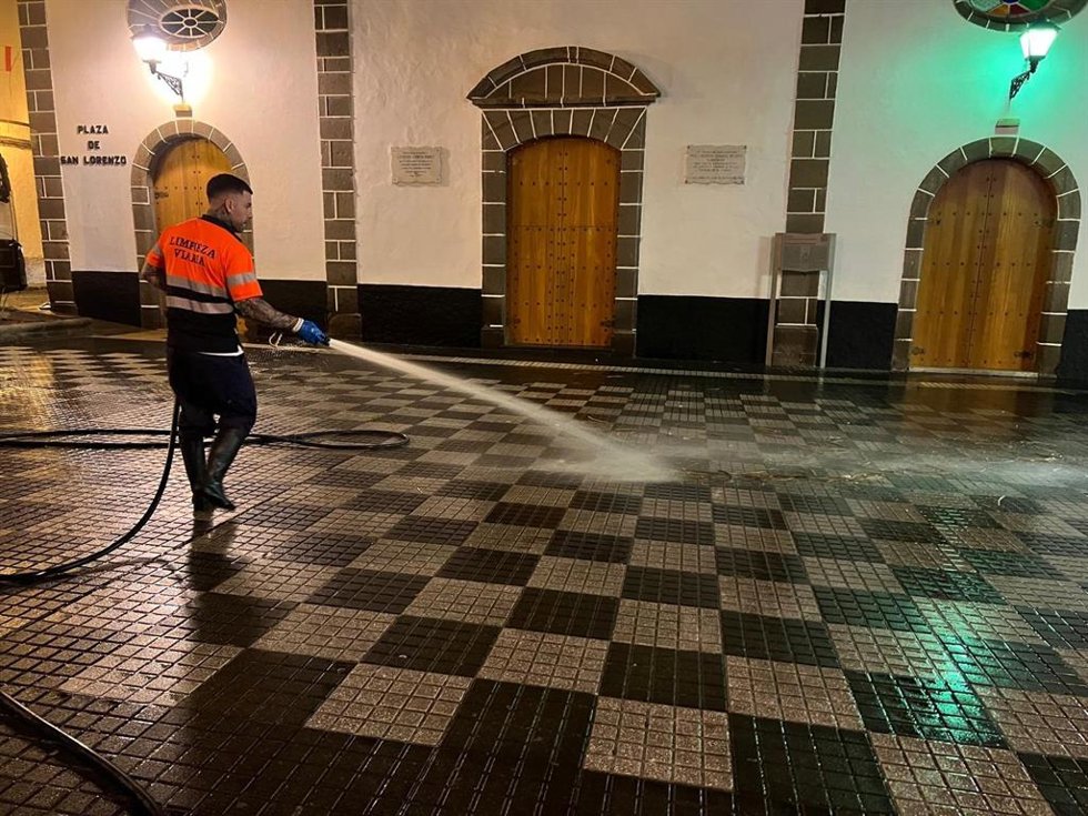 Un trabajador en el dispositivo de limpieza con motivo de las fiestas de San Lorenzo, en Las Palmas de Gran Canaria