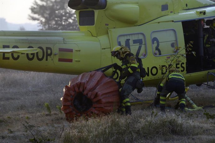 Bomberos preparan el helicóptero para extinguir el incendio, a 2 de agosto de 2025, en Vilardevós, Ourense, Galicia (España).