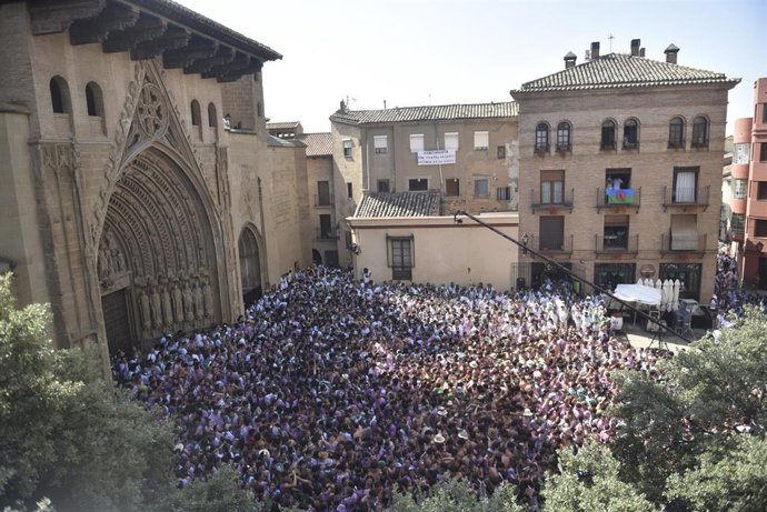 Centenares de personas durante el lanzamiento del cohete anunciador de las Fiestas de San Lorenzo 2025, a 9 de agosto de 2025, en Huesca, Aragón (España). 