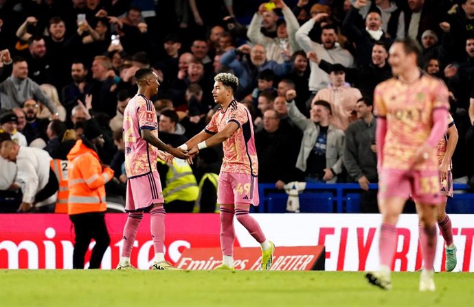 Archivo - 28 February 2024, United Kingdom, London: Leeds United's Mateo Joseph (C) celebrates scoring his side's second goal with teammates during the English FA Cup fifth round soccer match between Chelsea and Leeds United at Stamford Bridge. Photo: Joh