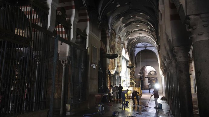 Imagen del interior de La Mezquita-Catedral tras el incendio.