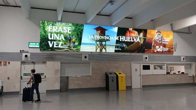 Huelva se promociona ante los viajeros del aeropuerto de Sevilla.