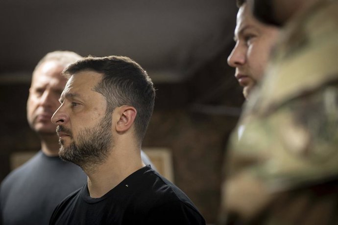 6 de agosto de 2025, Sumy, Sumy Oblast, Ucrânia: O presidente ucraniano, Volodymyr Zelenskyy, ouve os comandantes da 95ª Brigada de Assalto Aéreo Separada de Polissia durante um briefing nas linhas de frente da região de Sumy, em 6 de agosto de 2025, em S